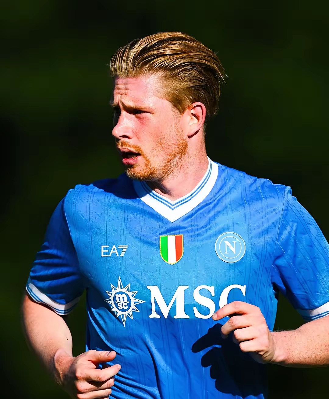 梦幻联动！T1四人组造访拜仁主场，领取印有自己名字的拜仁队服