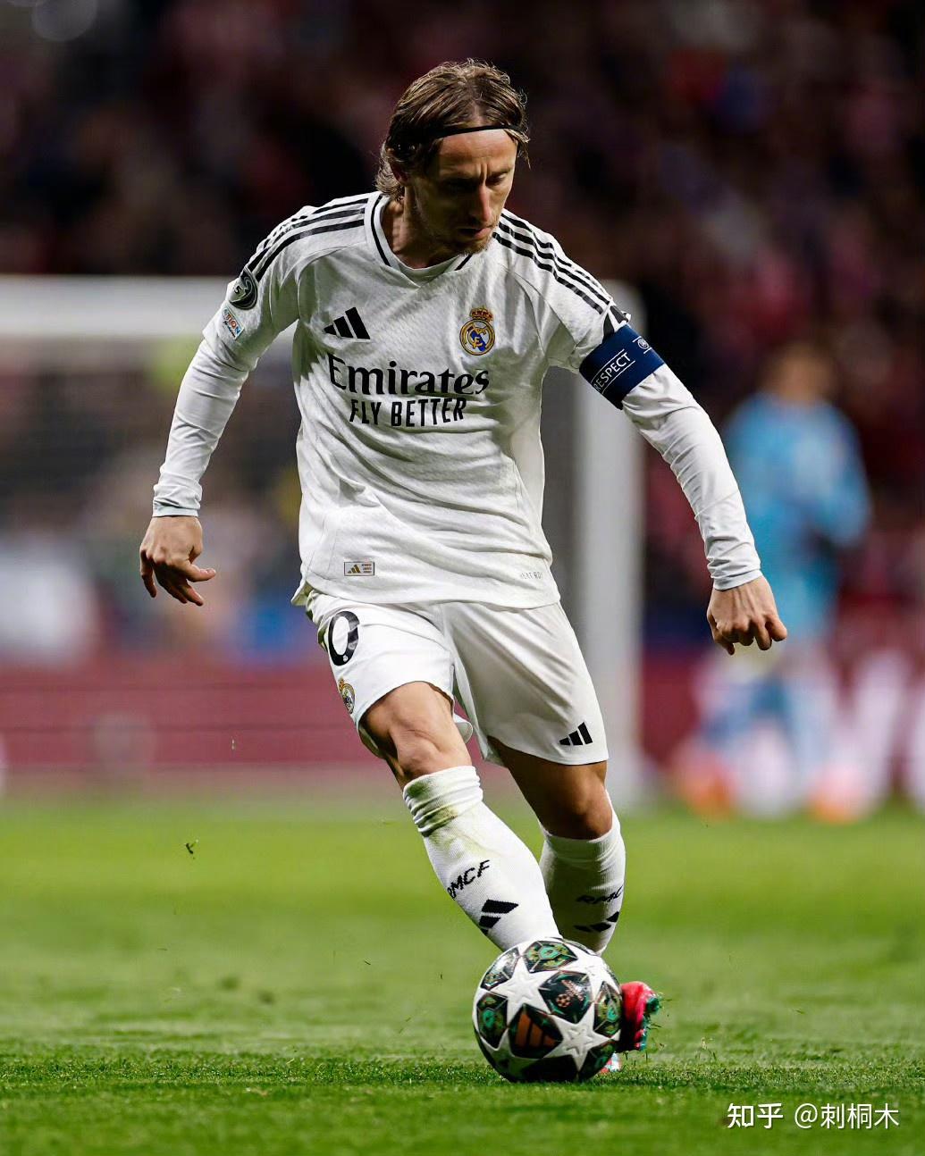 图片报：狼堡想挖多特体育总监凯尔，后者与多特合同到2027年